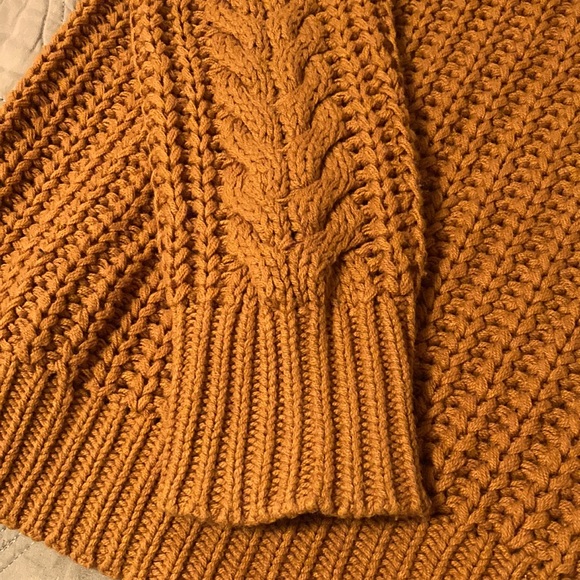 Aeropostale cold shoulder sweater. Color: Burnt Orange Size: M - Picture 4 of 6